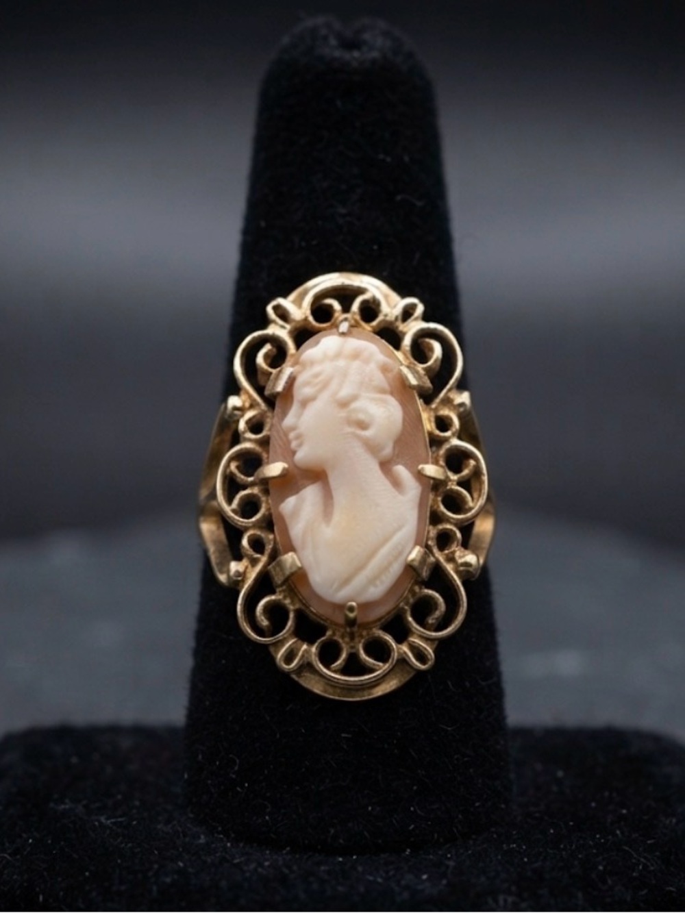 Vintage 10K Yellow Gold Shell Cameo Ring Oval Filigree Frame Size 7.25 3.9 gs